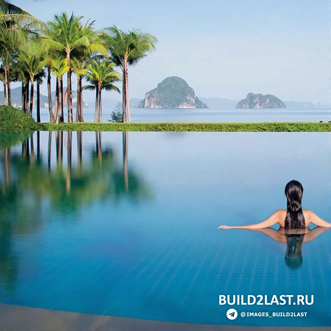 Бассейн с видом на побережье, солнечная погода, пляжный отдых в Таиланде.