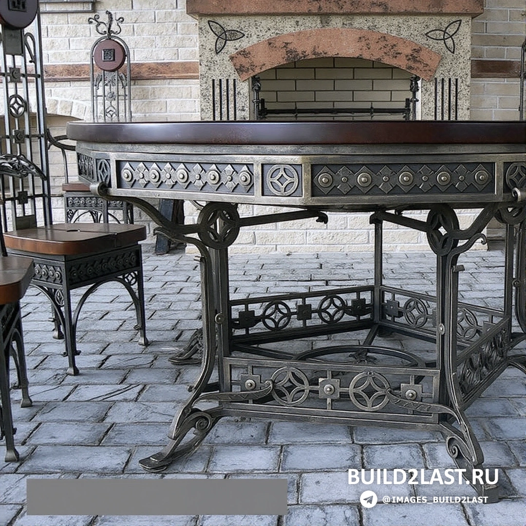 Гостиная с коваными изделиями, диваном и камином, выполненная в бежевых оттенках.