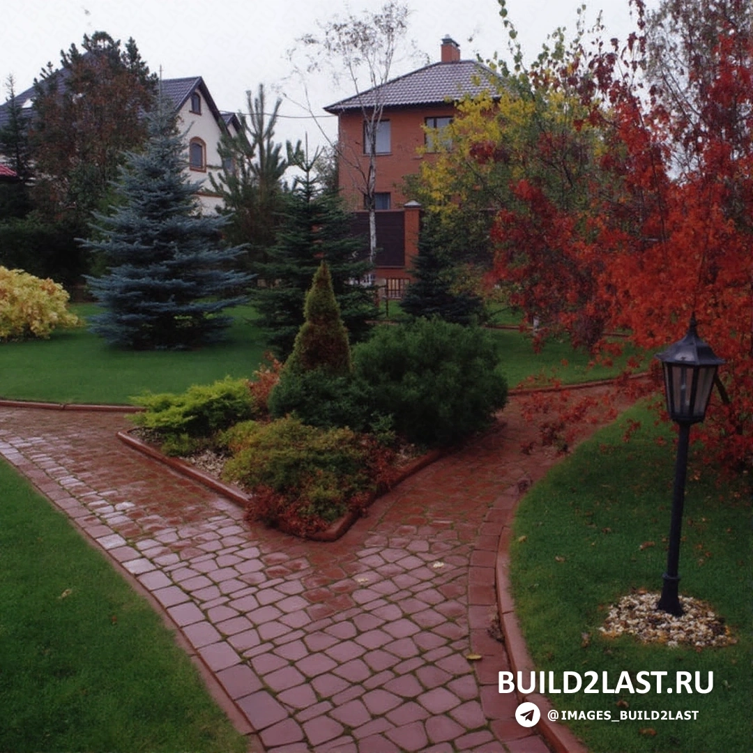 Ландшафтный дизайн с коричневой тротуарной плиткой и садовыми светильниками в загородном доме, осень