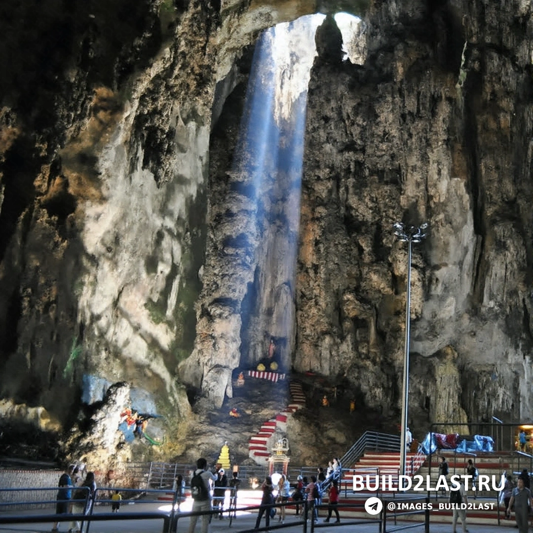 Очаровательная пещера в Австрии, привлекающая туристов своими природными формациями.