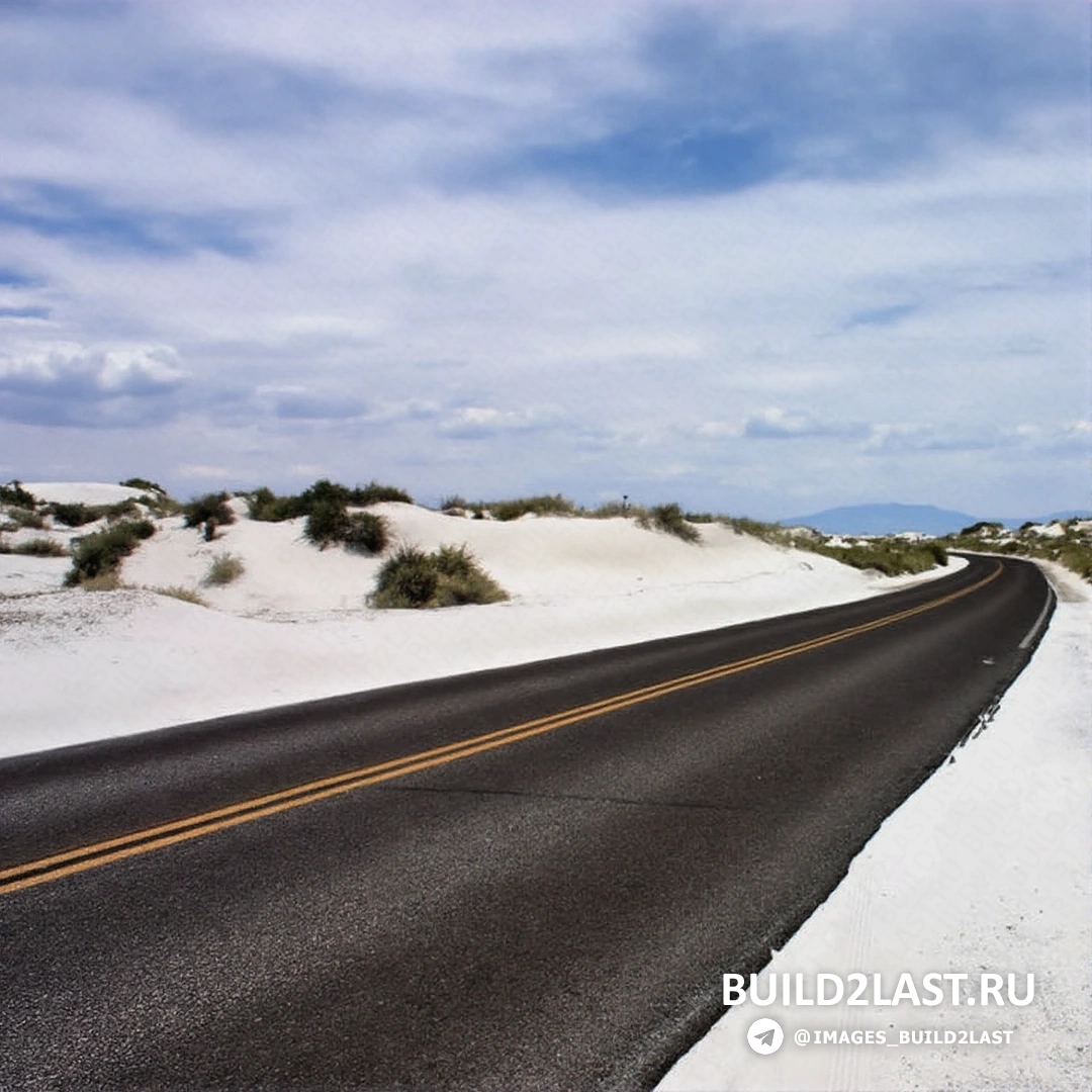 Песочные дюны в пустыне Уайт-Сэндс при закате, с теплым оранжевым светом на горизонте