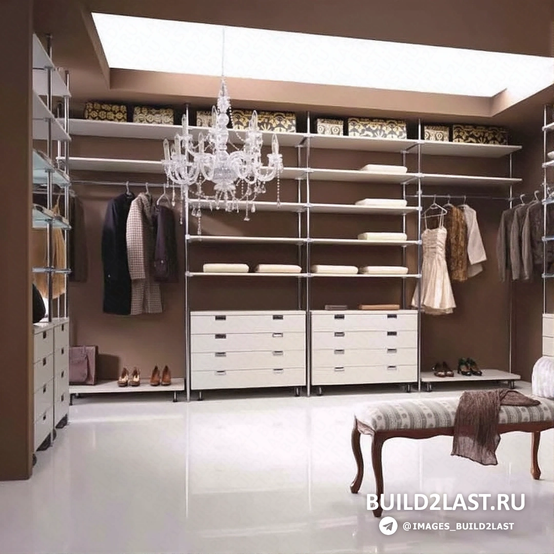 Современная гардеробная с красными стеллажами, полками, люстрами и многоуровневыми потолками из ламинированной древесины