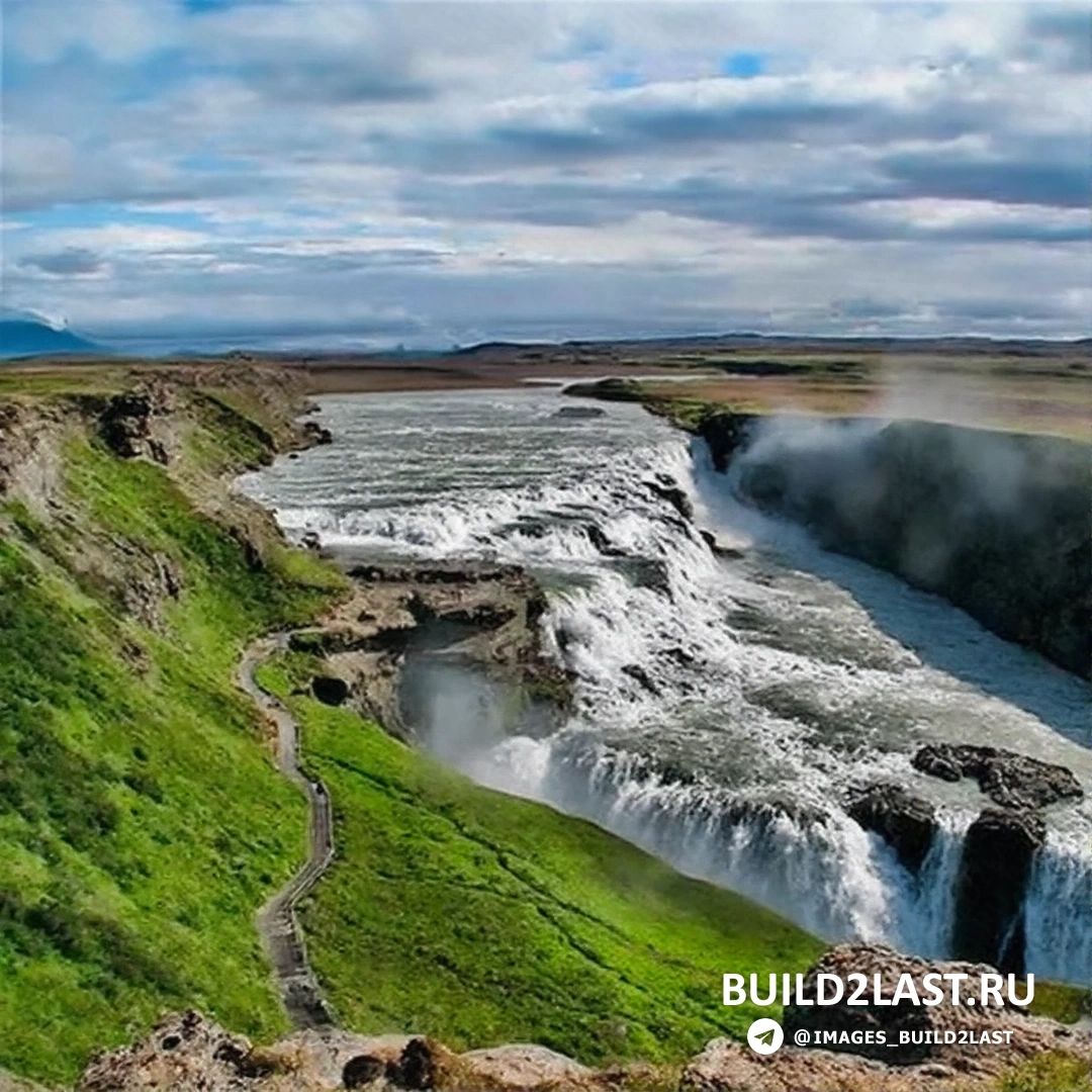 Вид на водопад Гюдльфосс в Исландии, одно из самых известных природных чудес страны.