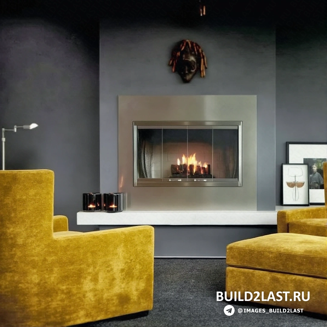 Желто-серый интерьер гостиной с торшерами, ковролином и камином, создающий уютную атмосферу